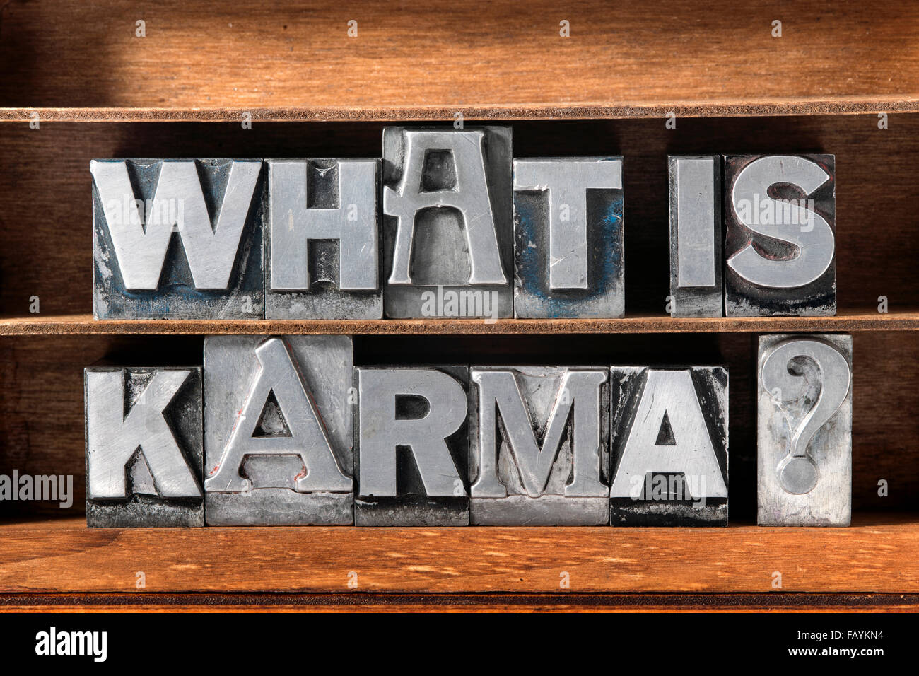 Was ist Karma Frage aus metallischen Buchdruck auf Tablett aus Holz hergestellt Stockfoto