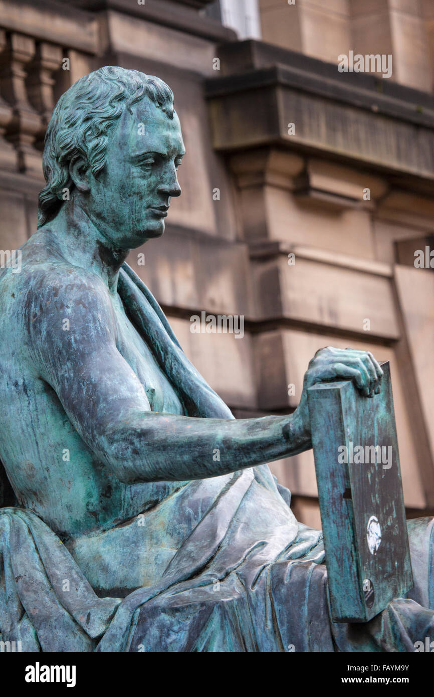 Eine Statue des schottischen Philosophen David Hume in Edinburgh, Schottland. Stockfoto