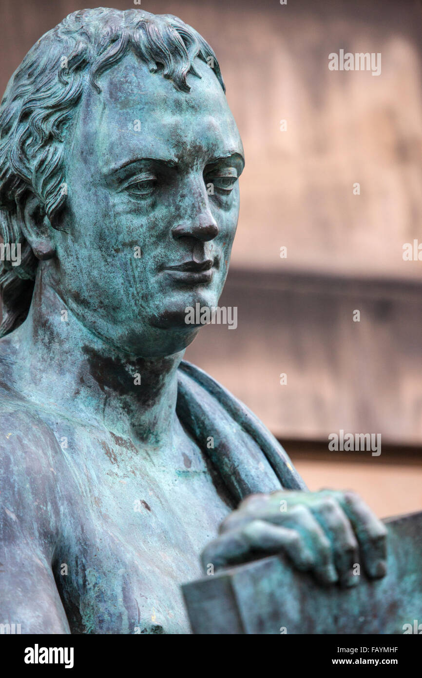 Eine Statue des schottischen Philosophen David Hume in Edinburgh, Schottland. Stockfoto