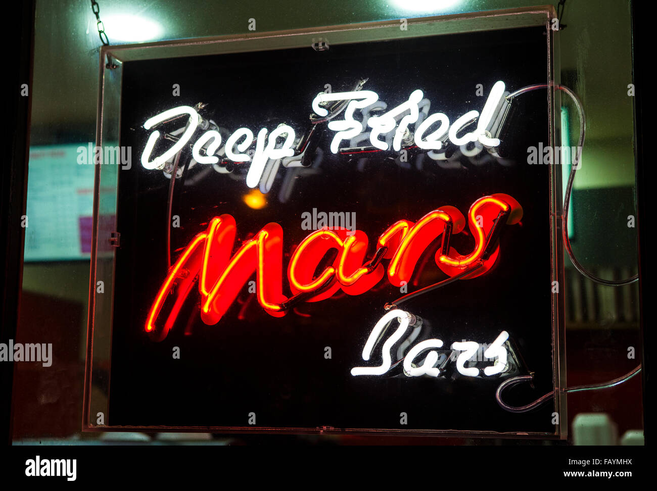 Ein Fast Foodrestaurant in Edinburgh Werbung Deep Fried Mars-Riegel.  Deep Fried Schokolade ist eine Neuheit und Delikatesse originatin Stockfoto