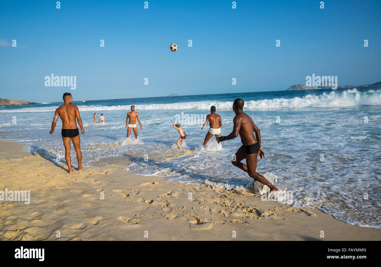 Strand von Ipanema, Männer spielen Fußball, Rio De Janeiro, Brasilien Stockfoto