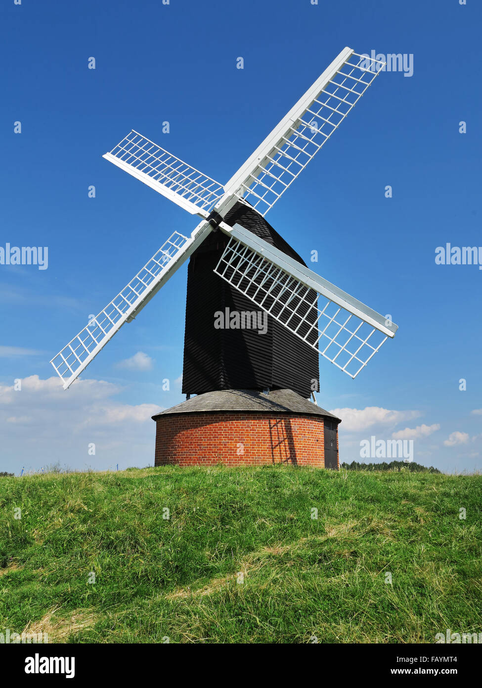 Brill Windmühle in den Chiltern Hills in Buckinghamshire vor blauem Himmel Stockfoto