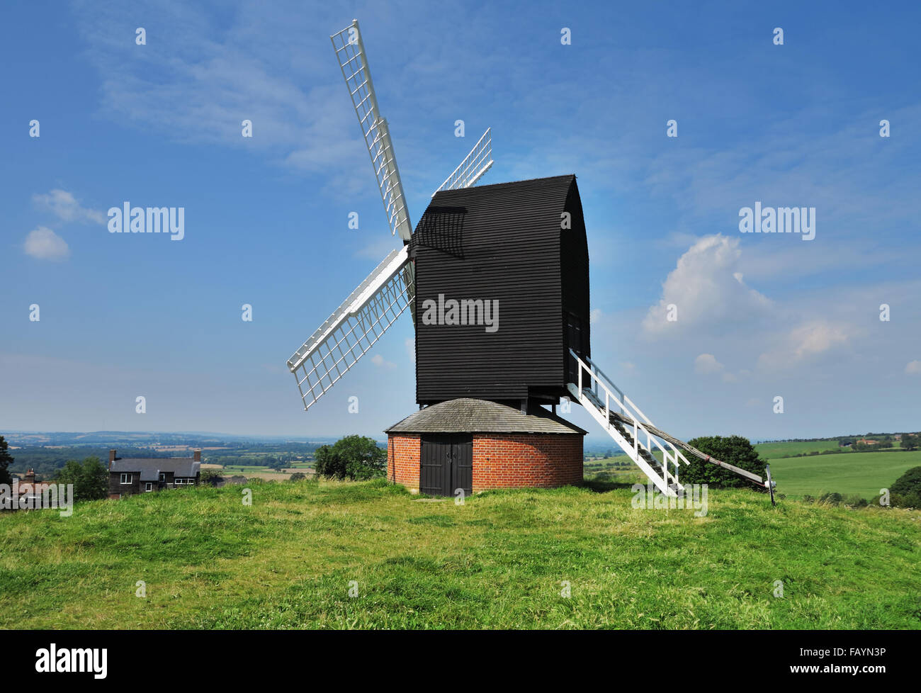 Brill Windmühle in den Chiltern Hills in Buckinghamshire vor blauem Himmel Stockfoto