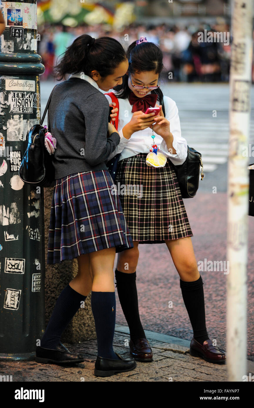 zwei Mädchen im Bezirk Harajuku Tokio Japan Stockfoto