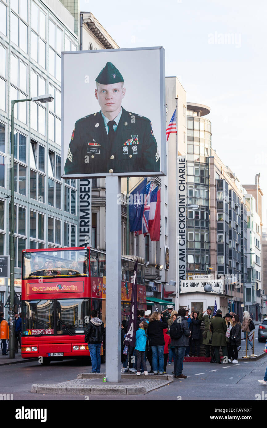 BERLIN, Deutschland - 31. Oktober 2015: Touristen Checkpoint Charlie in Berlin, Deutschland. Stockfoto