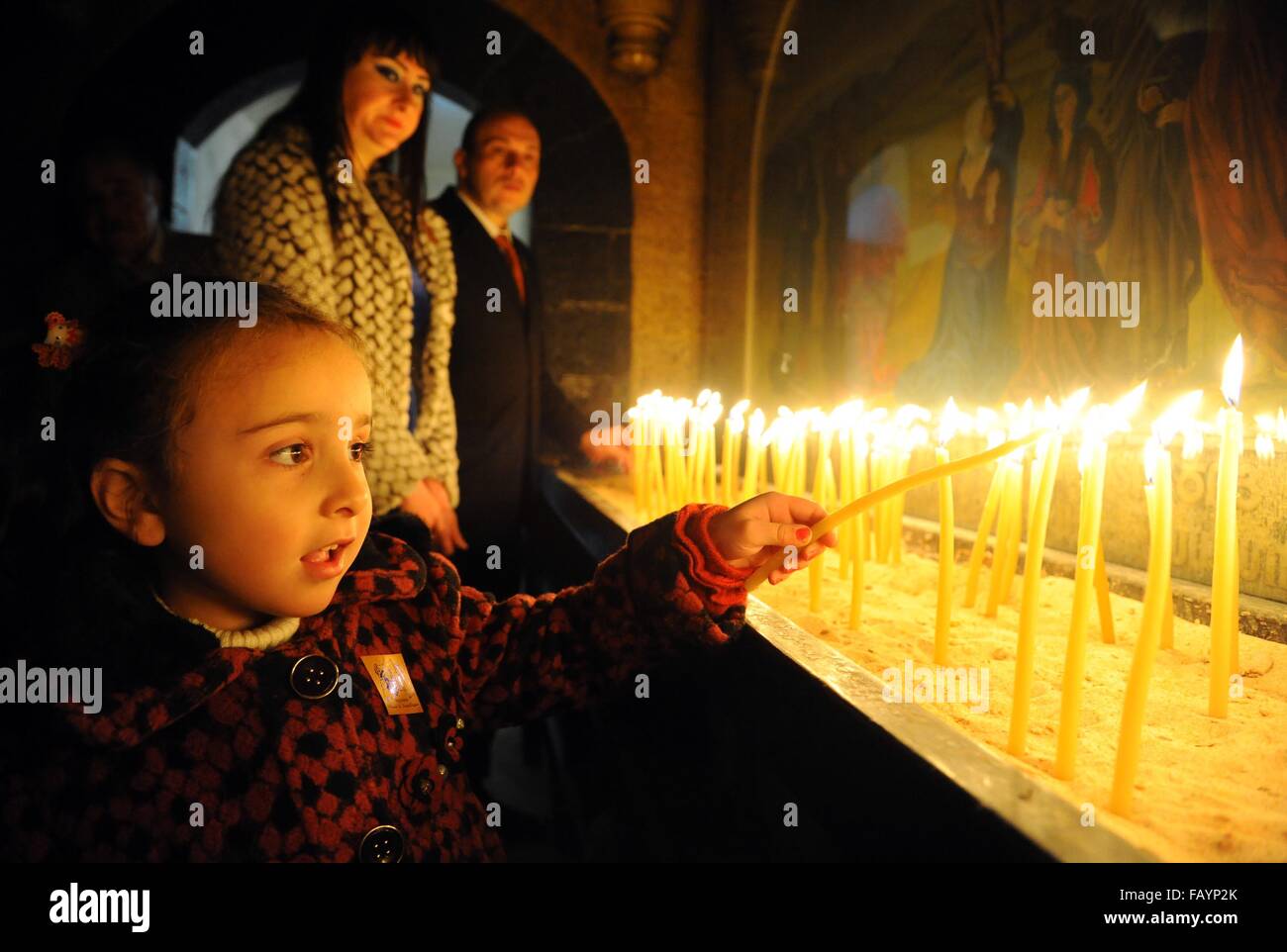 Damaskus, Syrien. 6. Januar 2016. Ein Kind zündet eine Kerze für den Frieden in Syrien in einer Kirche in Damaskus, die Hauptstadt Syriens, am 6. Januar 2016. Mindestens acht Menschen wurden getötet und mehr als 23 andere verletzt am Mittwoch als Rebellen abgefeuert Mörsergranaten gegen Wohngebiete der Hauptstadt Damaskus, staatliche Nachrichtenagentur SANA meldete. Bildnachweis: Ammar/Xinhua/Alamy Live-Nachrichten Stockfoto