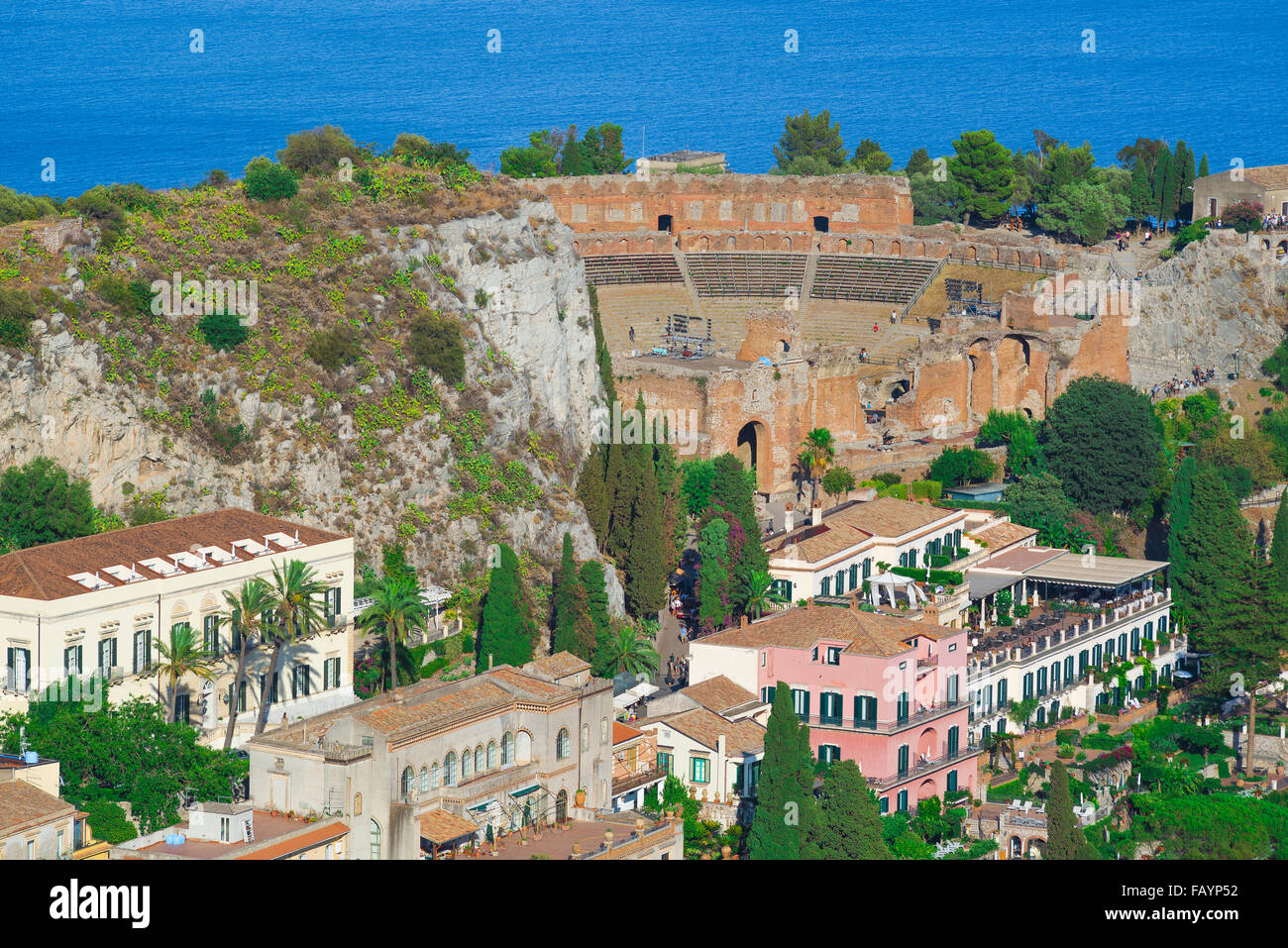 Taormina griechisches Theater, Luftaufnahme des antiken griechischen Theaters (Theater) und Gebäuden auf dem Hügel mit Blick auf das historische Taormina, Sizilien. Stockfoto