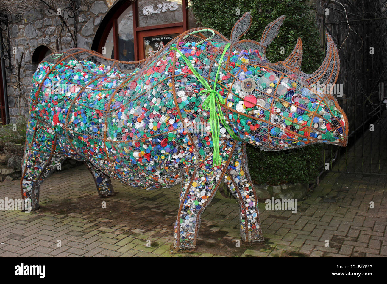 "Edith" A Metallarbeiten Rhino gefüllt mit ausrangierten Kronkorken zu erhöhen Bewusstsein von Rhinoceros Wilderei Stockfoto