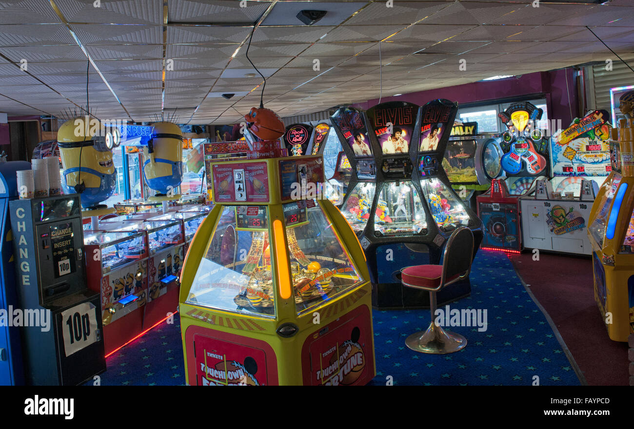 Amusement Penny Arcade, Interieur mit Spielautomaten, UK. Stockfoto