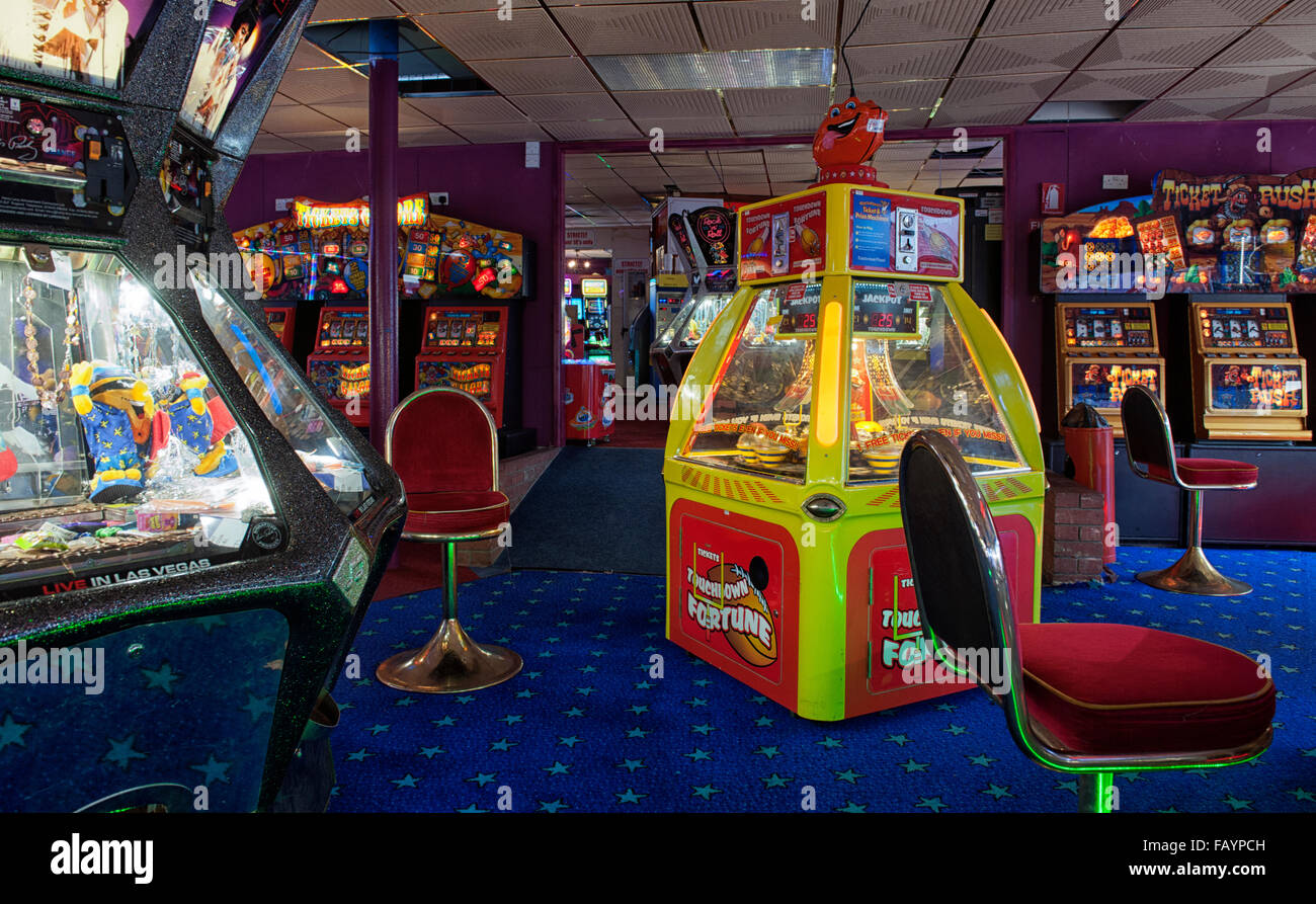 Amusement Penny Arcade, Interieur mit Spielautomaten, UK. Stockfoto