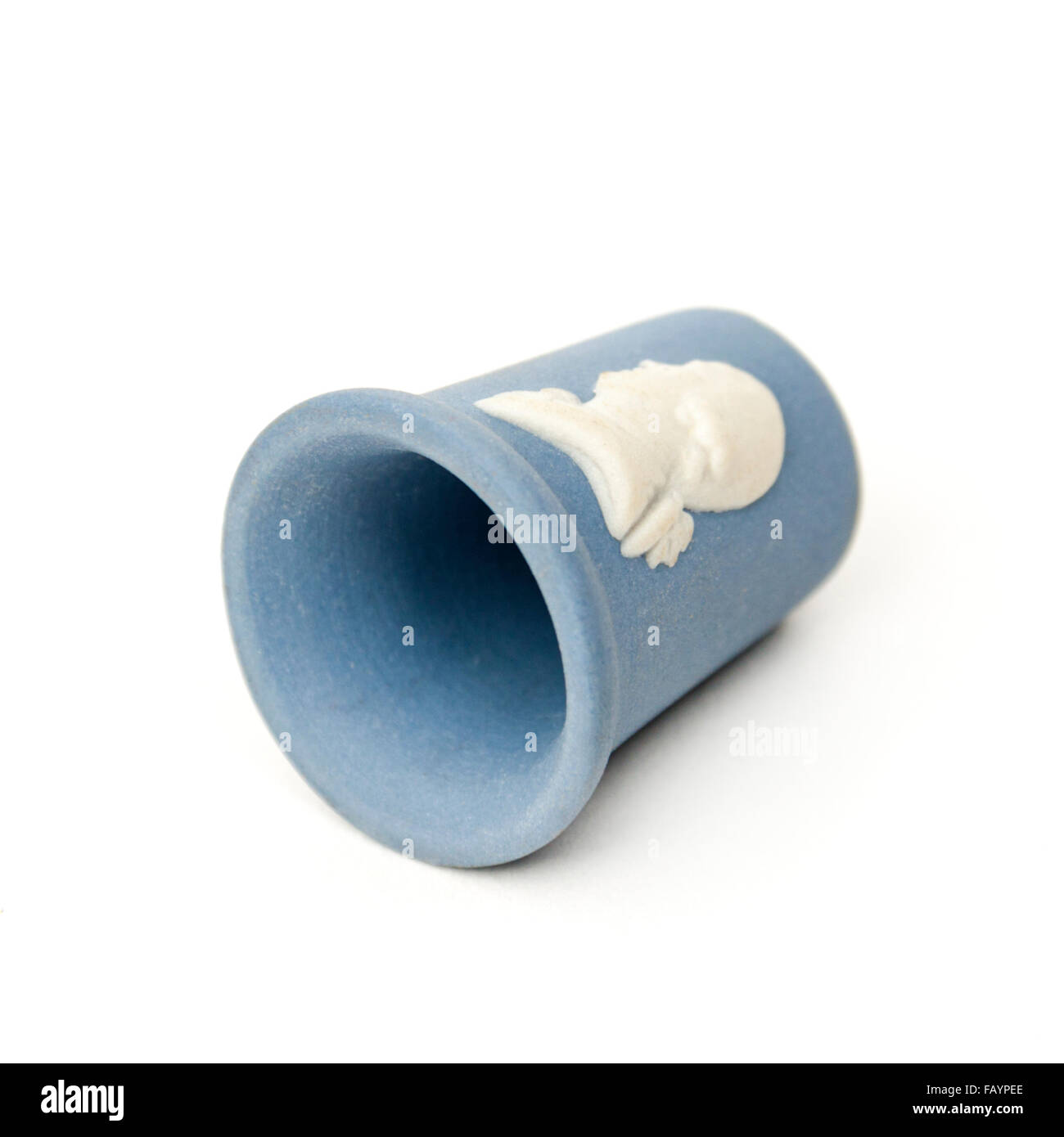 Vintage Jasperware Fingerhut von Wedgwood, mit einem weißen Cameo Relief von Josiah Wedgwood. Stockfoto