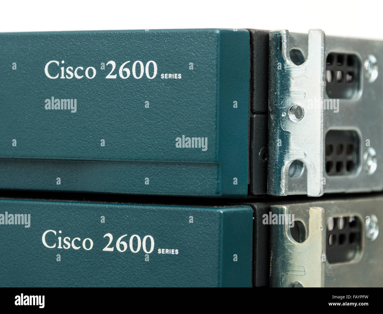 Stapel von CISCO Systems 2600-Serie Büro Router Stockfoto