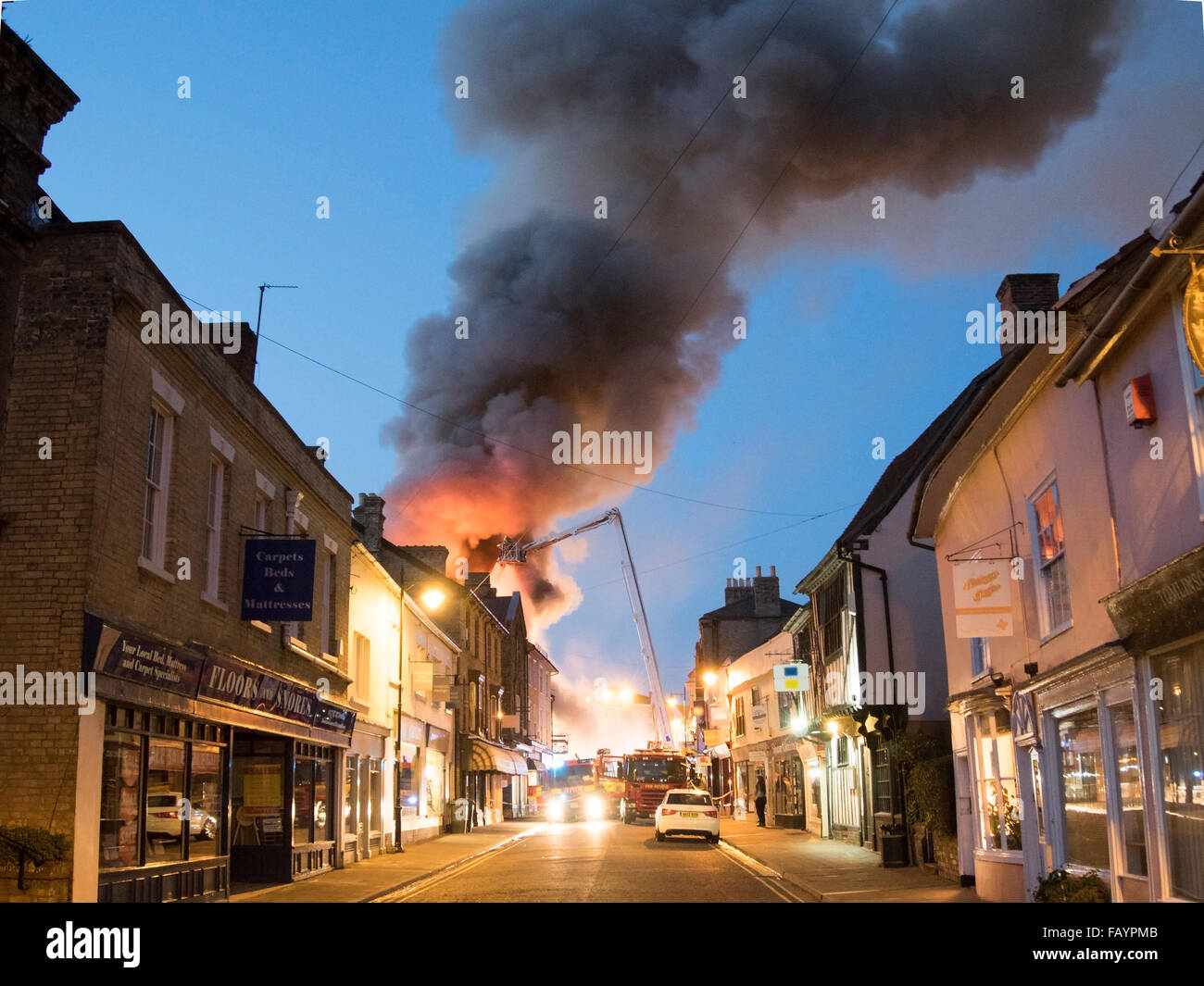 Feuerwehrleute, die Bewältigung einer Flamme am späten Abend in Sudbury, Suffolk, England. Stockfoto