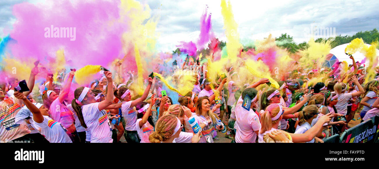 Das Birmingham City Farbe laufen 2015 Festival nach der Flucht, genießen Läufer die DJ nach dem Abschluss der 5-Kilometer-Lauf. Stockfoto