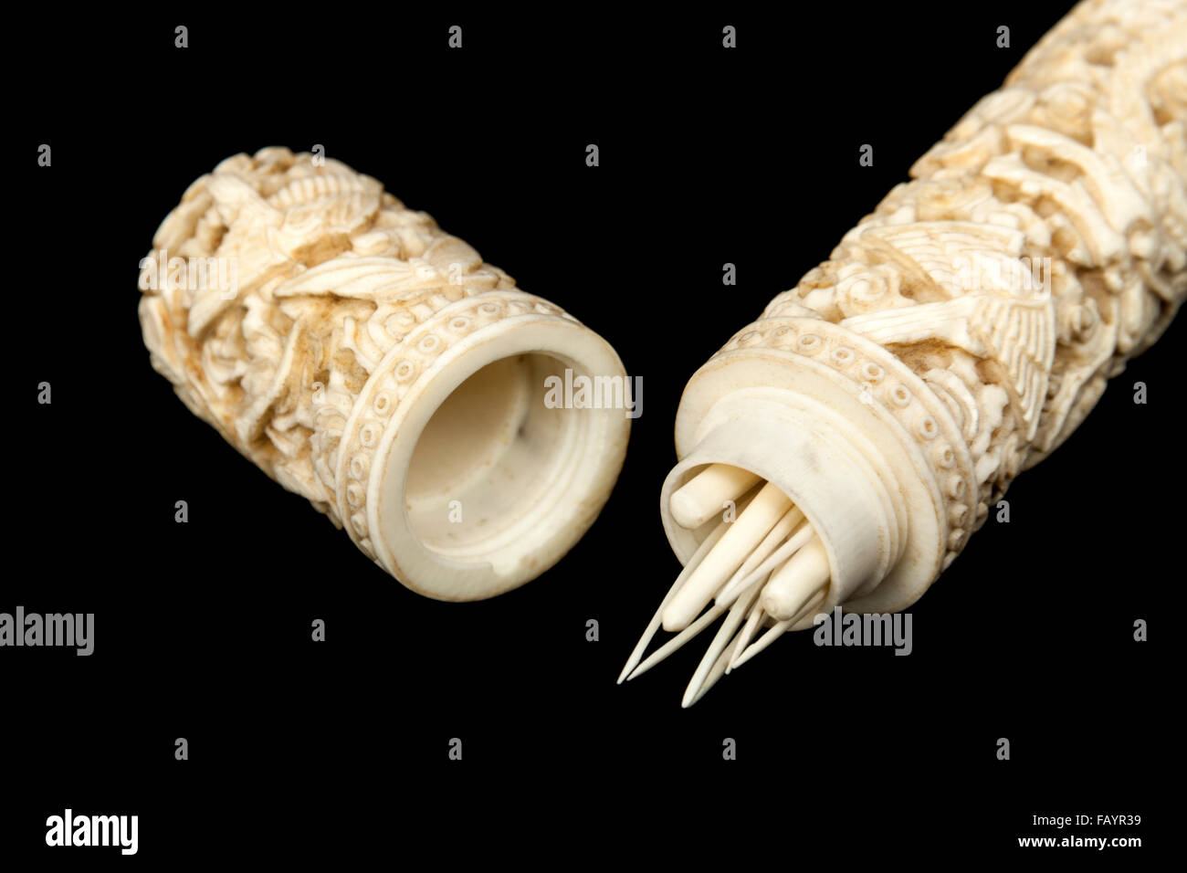 Seltene 19. Jahrhundert geschnitzt antiken chinesischen Elfenbein Nadel Gehäuse und Abdeckung mit einer Auswahl von geschnitztem Elfenbein Nähen implementiert Stockfoto