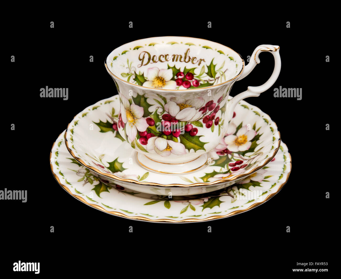 Vintage Royal Albert Porzellan "Dezember" (Blumen des Monats-Reihe) Tasse und Untertasse mit Seitenplatte (Trio) von 1970 Stockfoto