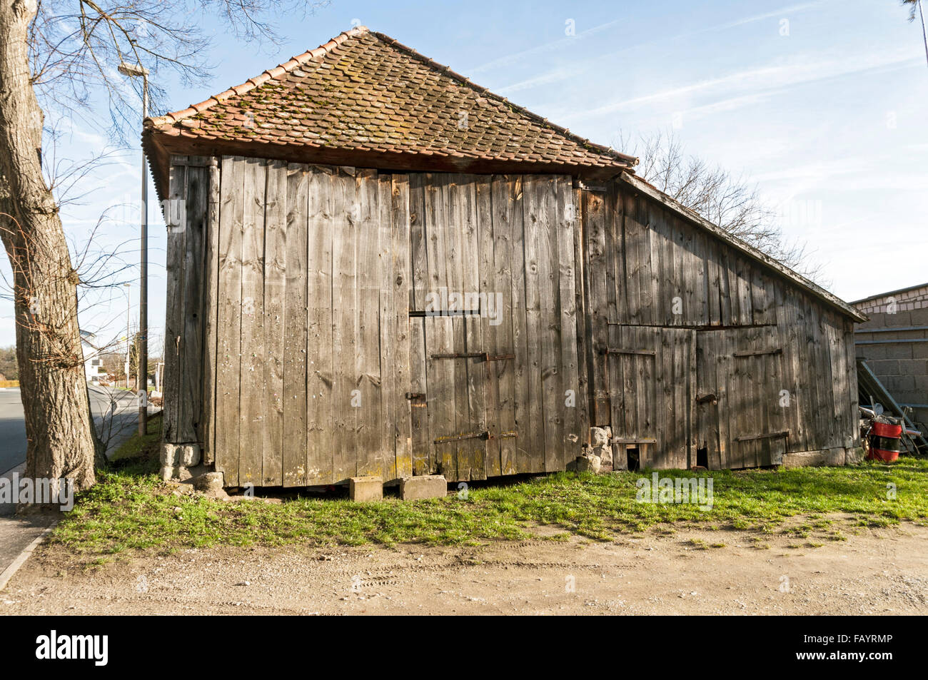 Alte hölzerne Scheune im Dorf Hannberg, in der Nähe von Erlangen, Bayern, Deutschland Stockfoto