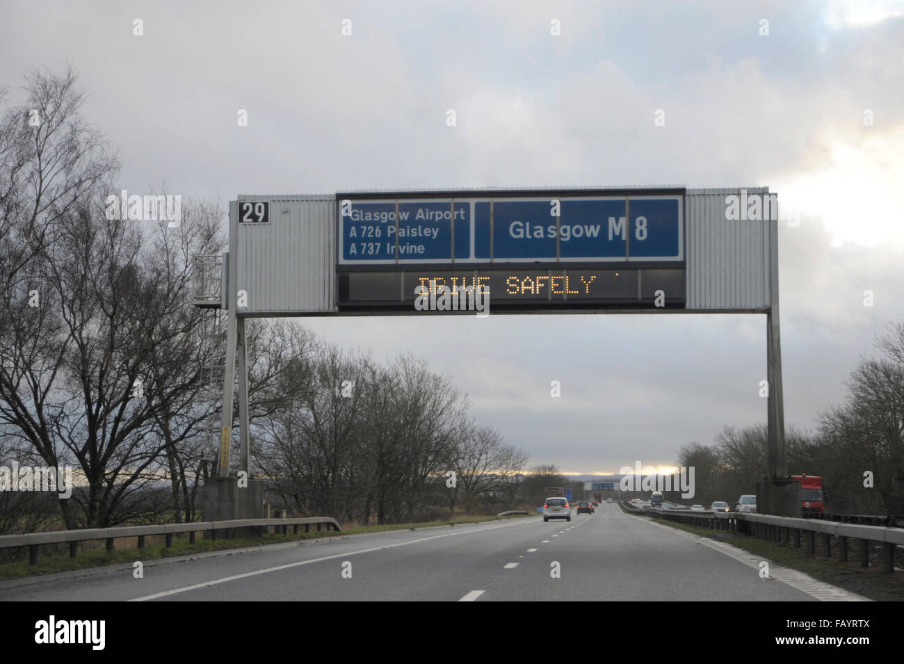 Obenliegende Gantry elektronische Warnzeichen auf M8 Glasgow, Schottland. "Sicher fahren" "halten Windschutzscheibe klar" Stockfoto