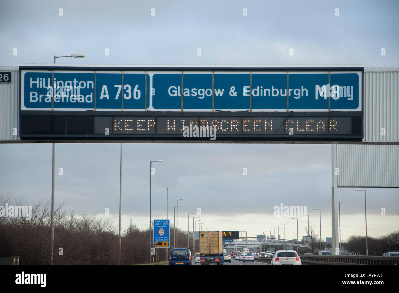 Obenliegende Gantry elektronische Warnzeichen auf M8 Glasgow, Schottland. "Sicher fahren" "halten Windschutzscheibe klar" Stockfoto