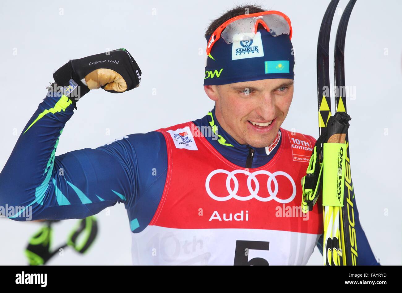 Oberstdorf, Deutschland. 6. Januar 2016. Alexej Poltoranin von Kasachstan spannt einen Bizeps nach seinem Sieg bei den Herren 15km Massenstart bei der FIS Tour de Ski in Oberstdorf, Deutschland, 6. Januar 2016. Foto: KARL-JOSEF HILDENBRAND/DPA/Alamy Live-Nachrichten Stockfoto