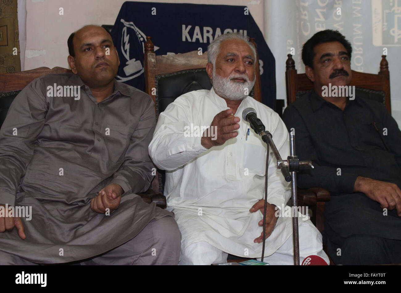 Aman Ullah Afridi, neu gewählte Vizepräsident vom Bezirk west hielt eine Pressekonferenz statt im Presseclub Karachi am Mittwoch, 6. Januar 2016. Stockfoto