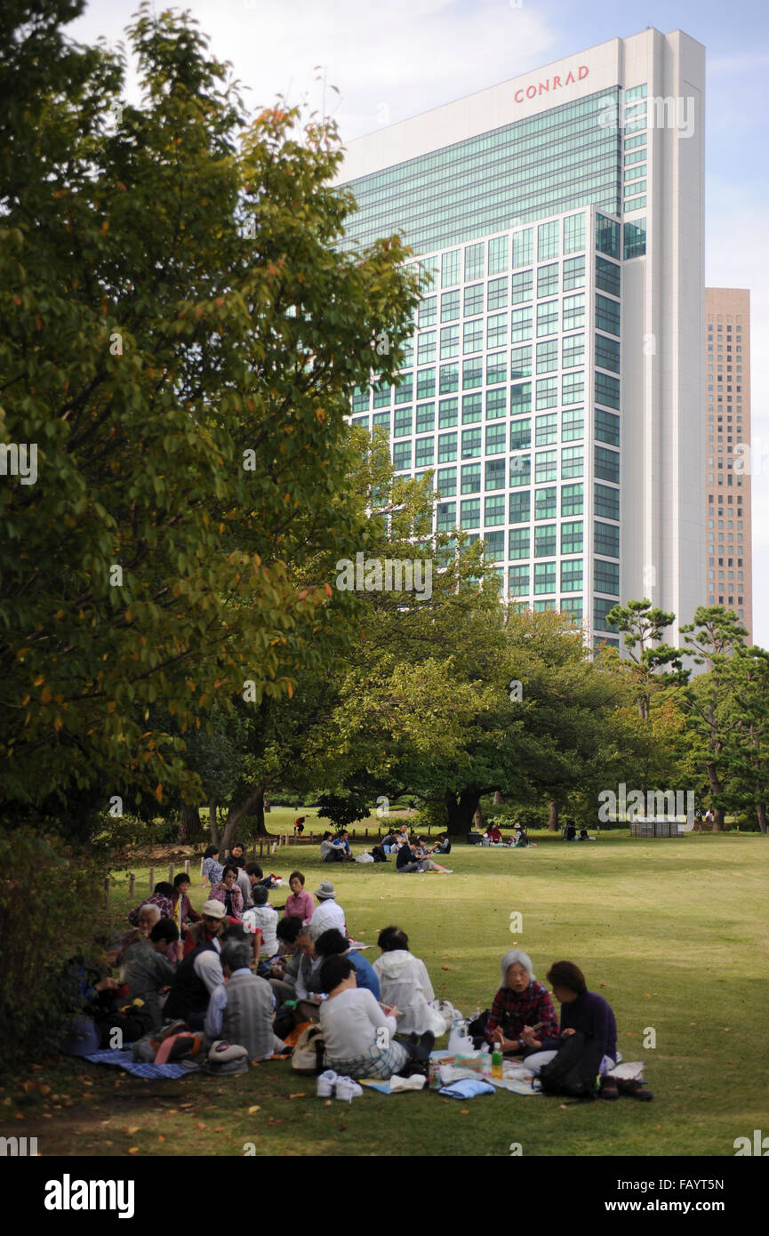 Picknick im Hama-Rikyu-Garten, Shimbashi, Tokyo, Japan Stockfoto