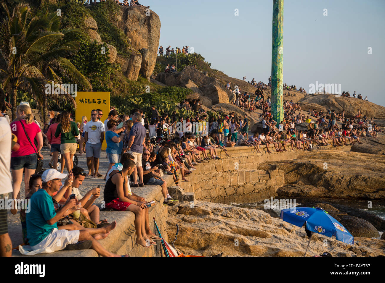 Menschen warten auf Sonnenuntergang, Strand von Ipanema, Rio De Janeiro, Brasilien Stockfoto