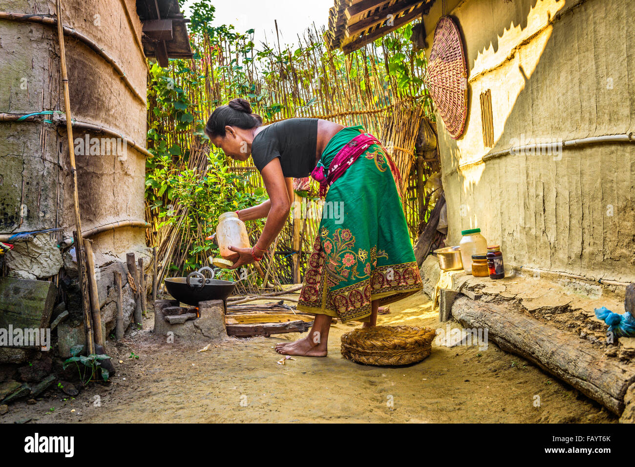 Nepalesische Frau Kochen im Freien für ihre Familie Stockfoto