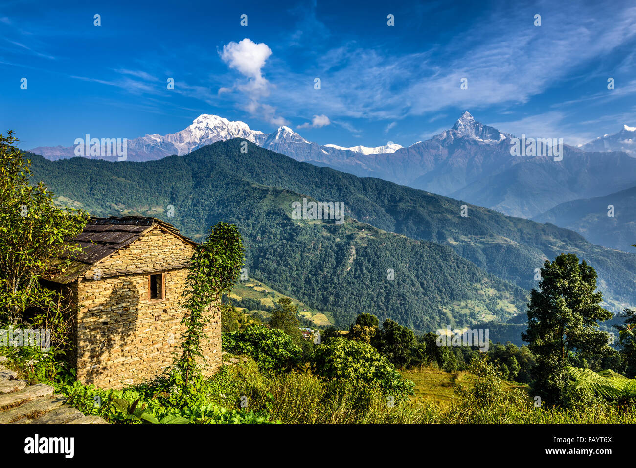 Himalaya-Gebirge und alte steinerne Hütte in der Nähe von Pokhara in Nepal Stockfoto