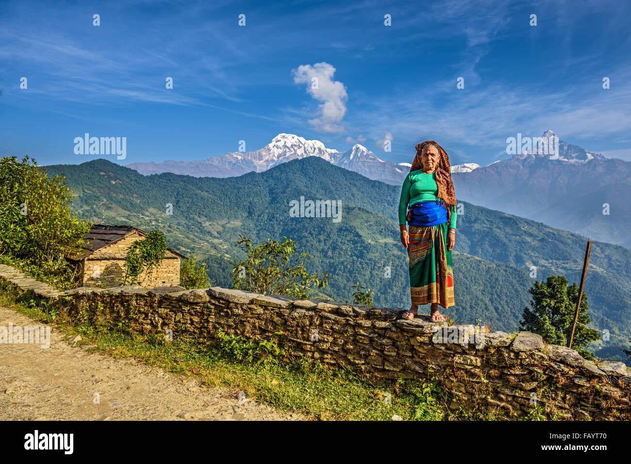 Nepalesische Frau vor ihrem Haus in den Himalaya-Bergen in der Nähe von Pokhara Stockfoto