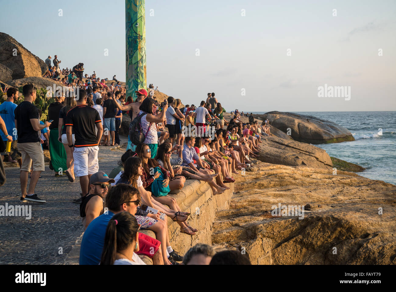 Menschen warten auf Sonnenuntergang, Strand von Ipanema, Rio De Janeiro, Brasilien Stockfoto