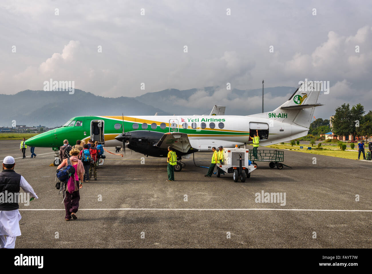 Menschen an Bord ein kleines Flugzeug von Pokhara nach Kathmandu fliegen. Stockfoto