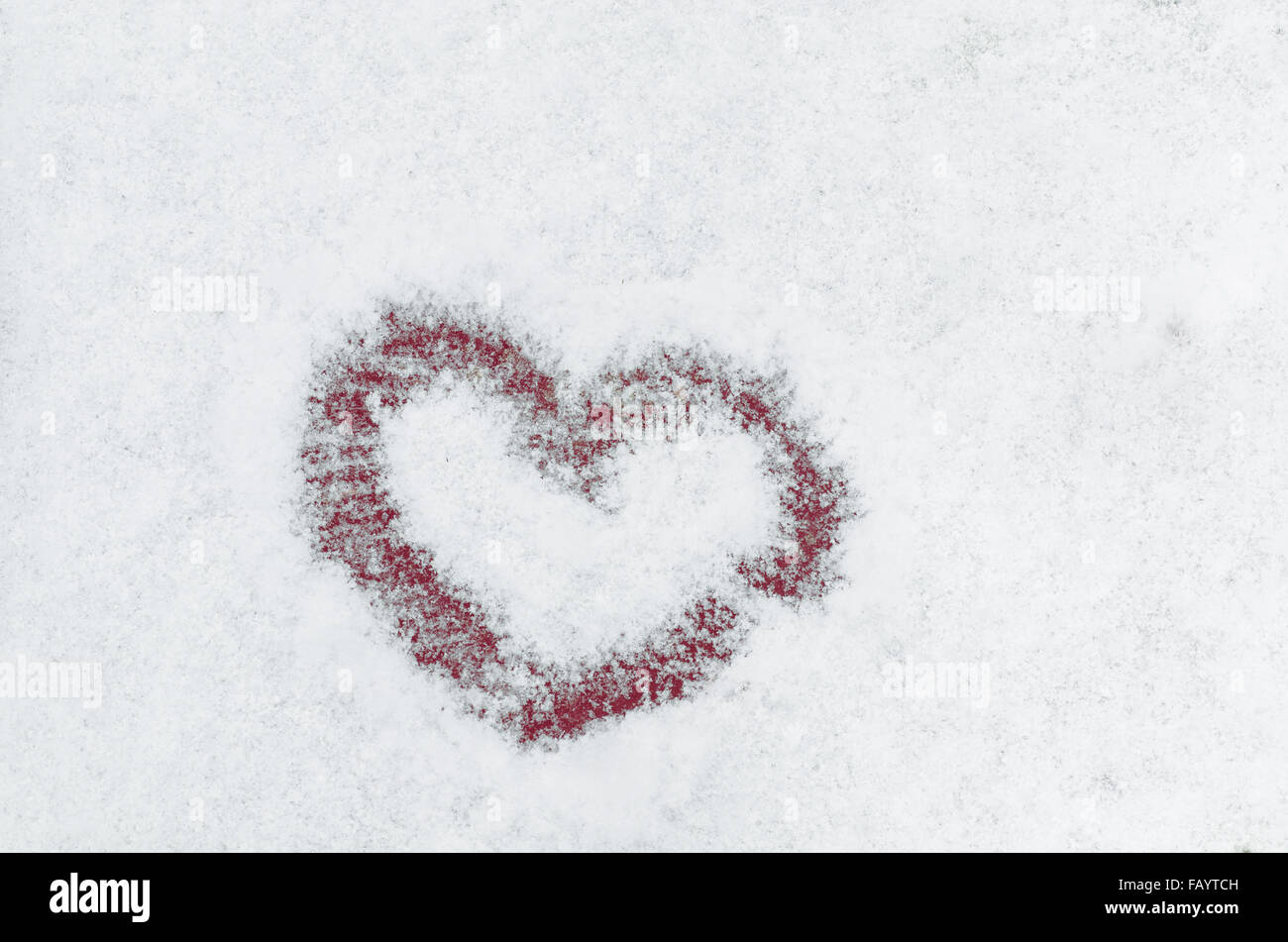 Herzform in weißen Schnee Stockfoto