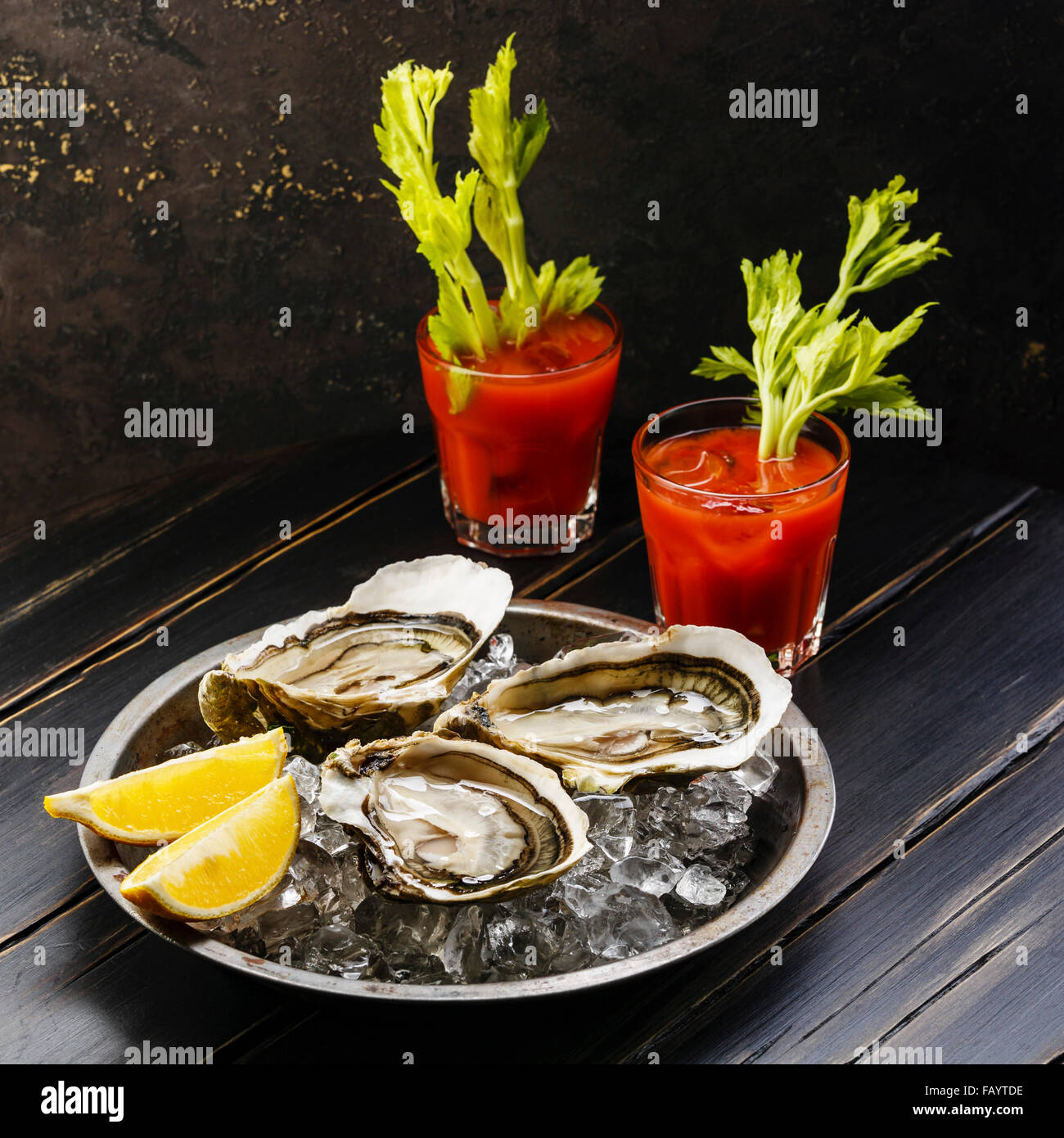 Ausgelöster Geldbußen de Claire Austern und Bloody Mary cocktail auf dunklem Hintergrund Stockfoto