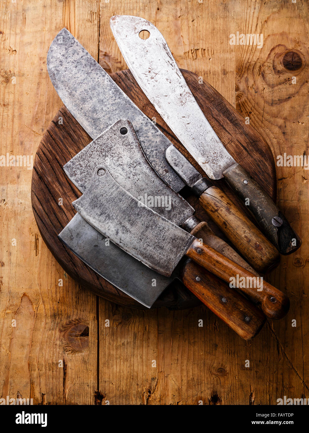 Metzgerei Fleisch Hackmesser große Kochmesser auf Board Hackklotz auf hölzernen Hintergrund Stockfoto