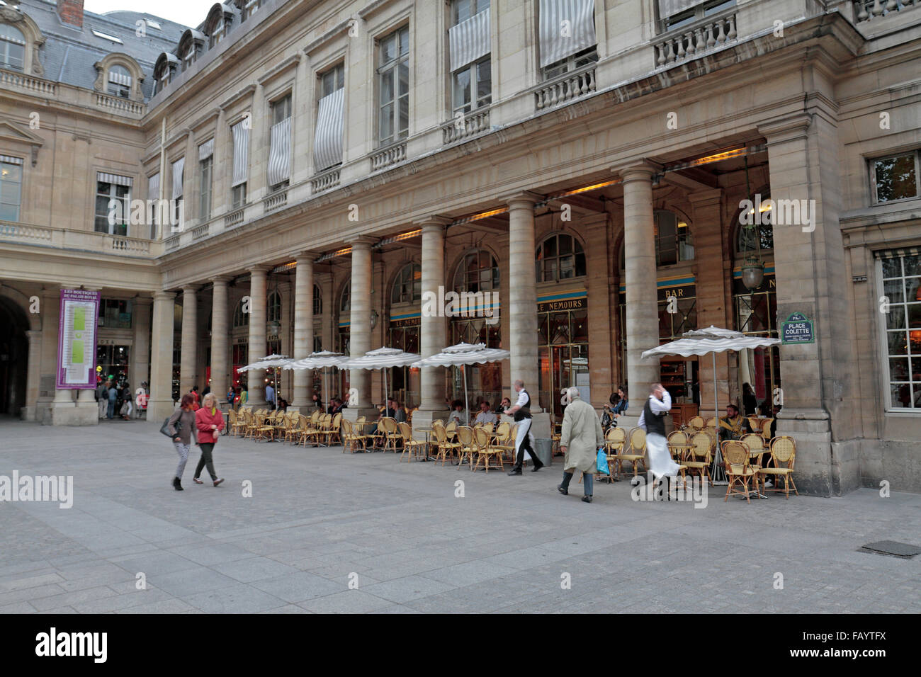 Das Le Nemours Café, Place Colette, Paris, Frankreich. Stockfoto