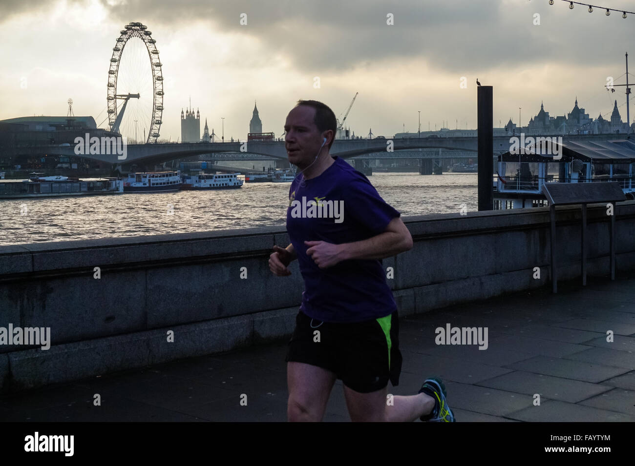 Mann läuft entlang der Themse in London, England, Vereinigtes Königreich UK Stockfoto