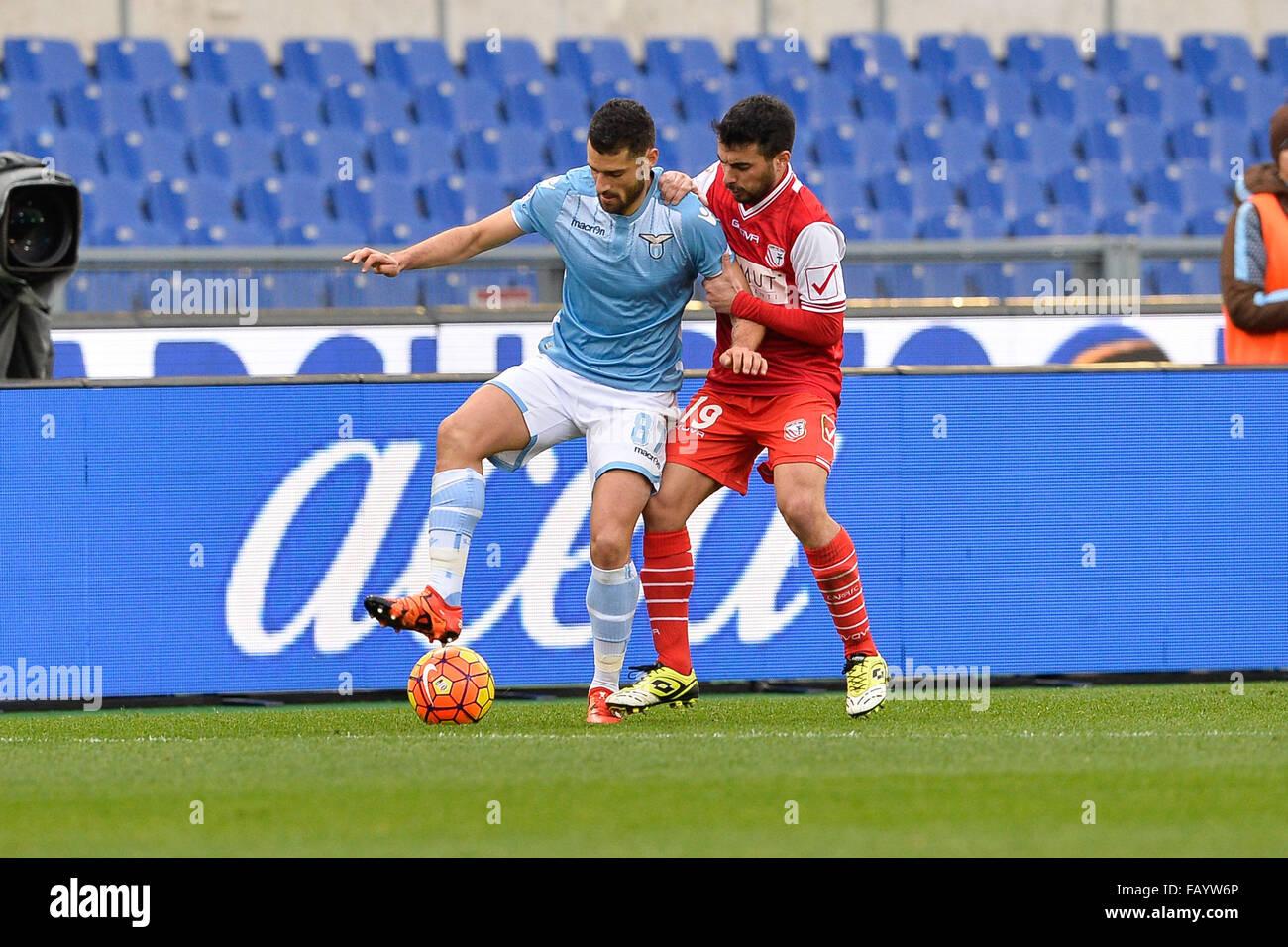 Antonio Candreva Kämpfe um den Ball mit Lorenzo Pasciutti während der italienischen Serie A Fußball Spiel S.S. Lazio Vs FC Carpi im Olympiastadion in Rom, am 6. Januar 2016. Stockfoto