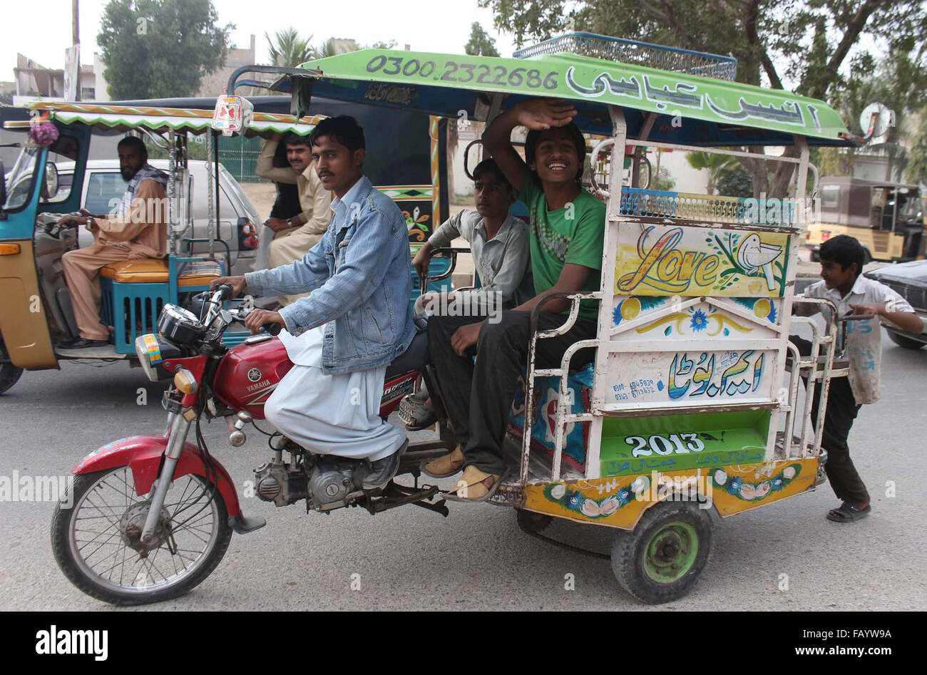 Pakistan. 6. Januar 2016. Oberste Gerichtshof heben Verbot von Chin-Chi Auto; im Foto Chin-Chi ist Auto auf dem Weg passieren die Road im Gulistan-e-Jauhar von Karachi auf Mittwoch, 6. Januar 2016. Bildnachweis: Asianet-Pakistan/Alamy Live-Nachrichten Stockfoto