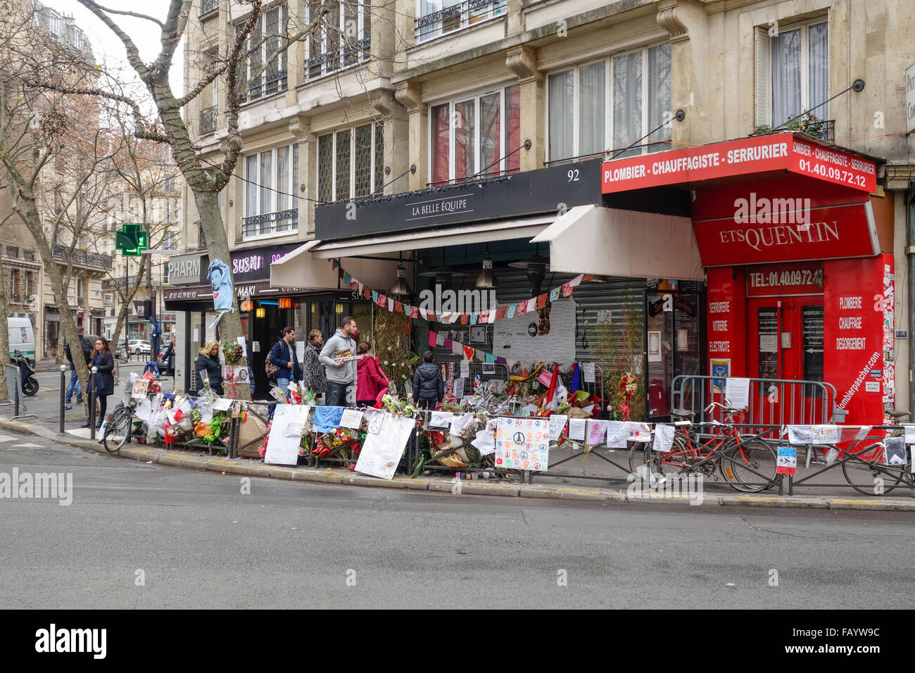 Hommagen an die Opfer der Terroranschläge vom 13. November 2015 im Restaurant La Belle Equipe, Paris, Frankreich. Stockfoto