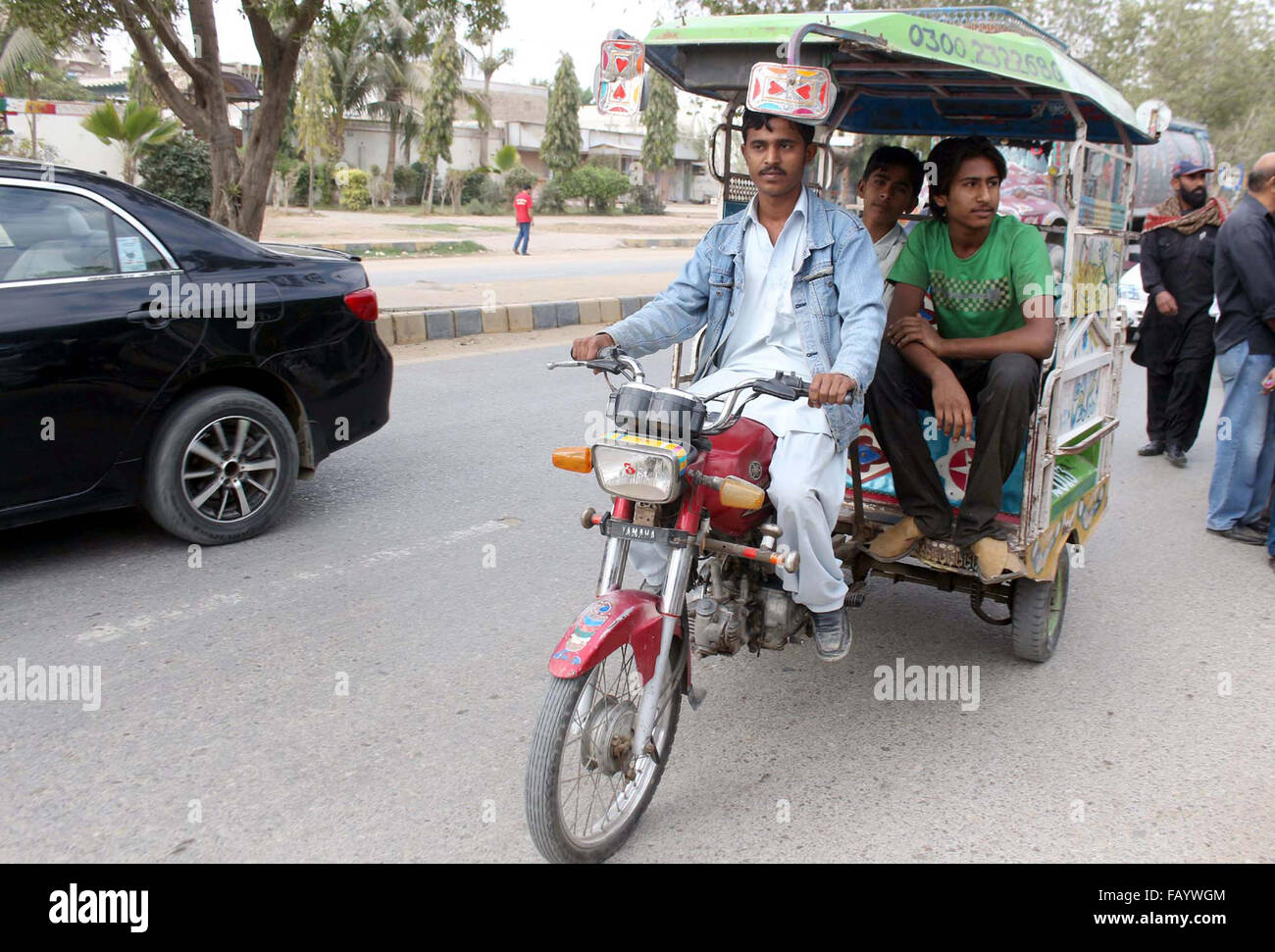 Pakistan. 6. Januar 2016. Oberste Gerichtshof heben Verbot von Chin-Chi Auto; im Foto Chin-Chi ist Auto auf dem Weg passieren die Road im Gulistan-e-Jauhar von Karachi auf Mittwoch, 6. Januar 2016. Bildnachweis: Asianet-Pakistan/Alamy Live-Nachrichten Stockfoto