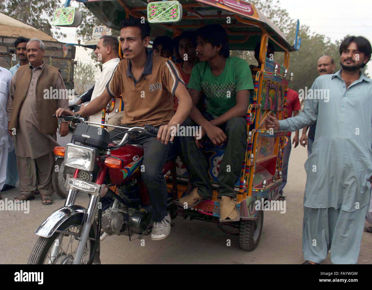 Pakistan. 6. Januar 2016. Oberste Gerichtshof heben Verbot von Chin-Chi Auto; im Foto Chin-Chi ist Auto auf dem Weg passieren die Road im Gulistan-e-Jauhar von Karachi auf Mittwoch, 6. Januar 2016. Bildnachweis: Asianet-Pakistan/Alamy Live-Nachrichten Stockfoto