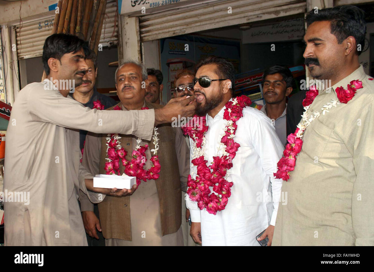 Pakistan. 6. Januar 2016. Chin-Chi Besitzer teilen Süßigkeiten an Feierlichkeiten auf heben Verbot vom Obersten Gerichtshof, an Den befindet sich im Gulistan-e-Jauhar Bereich von Karachi auf Mittwoch, 6. Januar 2016. Bildnachweis: Asianet-Pakistan/Alamy Live-Nachrichten Stockfoto