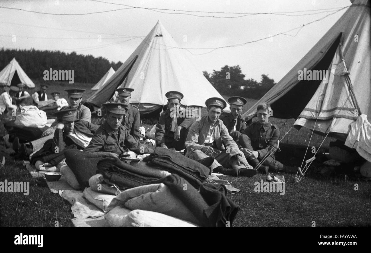 AJAXNETPHOTO. - 1914-1918 CA. FRANKREICH. -SOLDATEN ENTSPANNEND - EINE GRUPPE VON BRITISCHEN SOLDATEN MIT IHRER AUSRÜSTUNG UND ZELTE ENTSPANNEN SIE SICH IN EINEM CAMP ON THE NORTH COAST OF FRANCE.  FOTO: AJAX VINTAGE BILD BIBLIOTHEK REF: MIL SOLDIERS WW1 AVL30212 1 Stockfoto
