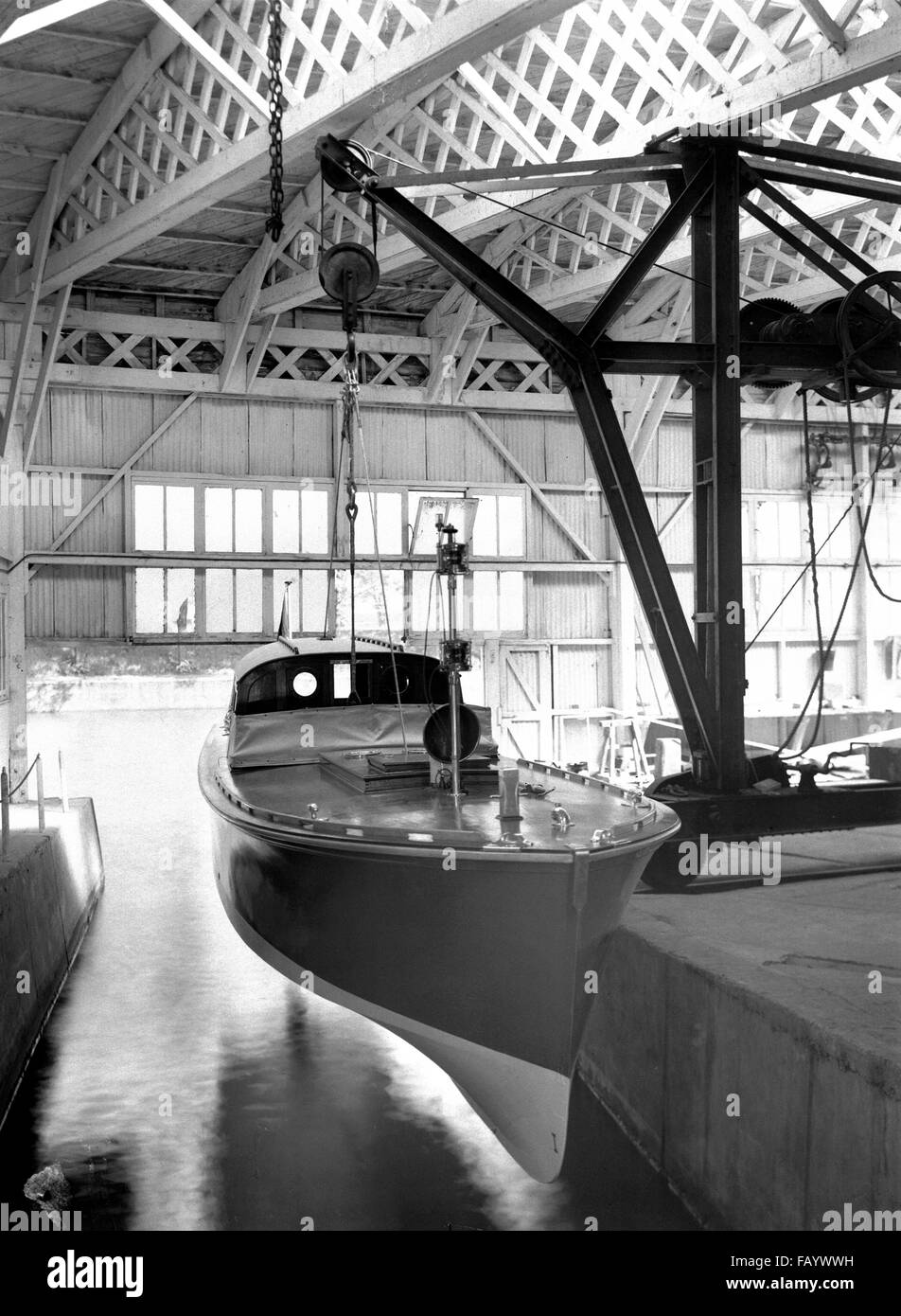 AJAXNETPHOTO. C1901. PLATTS EYOT, THEMSE, ENGLAND. - BOOTSHAUS - J. THORNYCROFT BAUTE FORD OF BRITAIN IN DER THAMES PLATTS EYOT HAMPTON BOAT WORKS UM 1901. FOTO:VT COLLECTION/AJAXNETPHOTO. COM REF:AA6501 VT Stockfoto