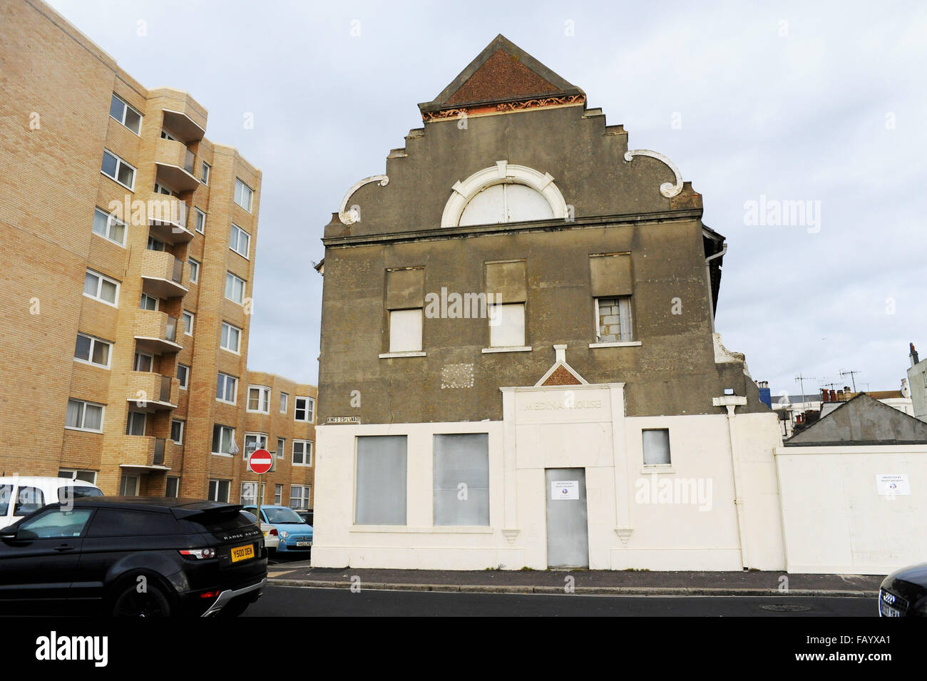Medina House ist ein ehemaliges türkisches Bad am Meer von Hove, das seit Jahren in Brighton UK verfallen ist - das Gebäude wurde seitdem gekauft Stockfoto