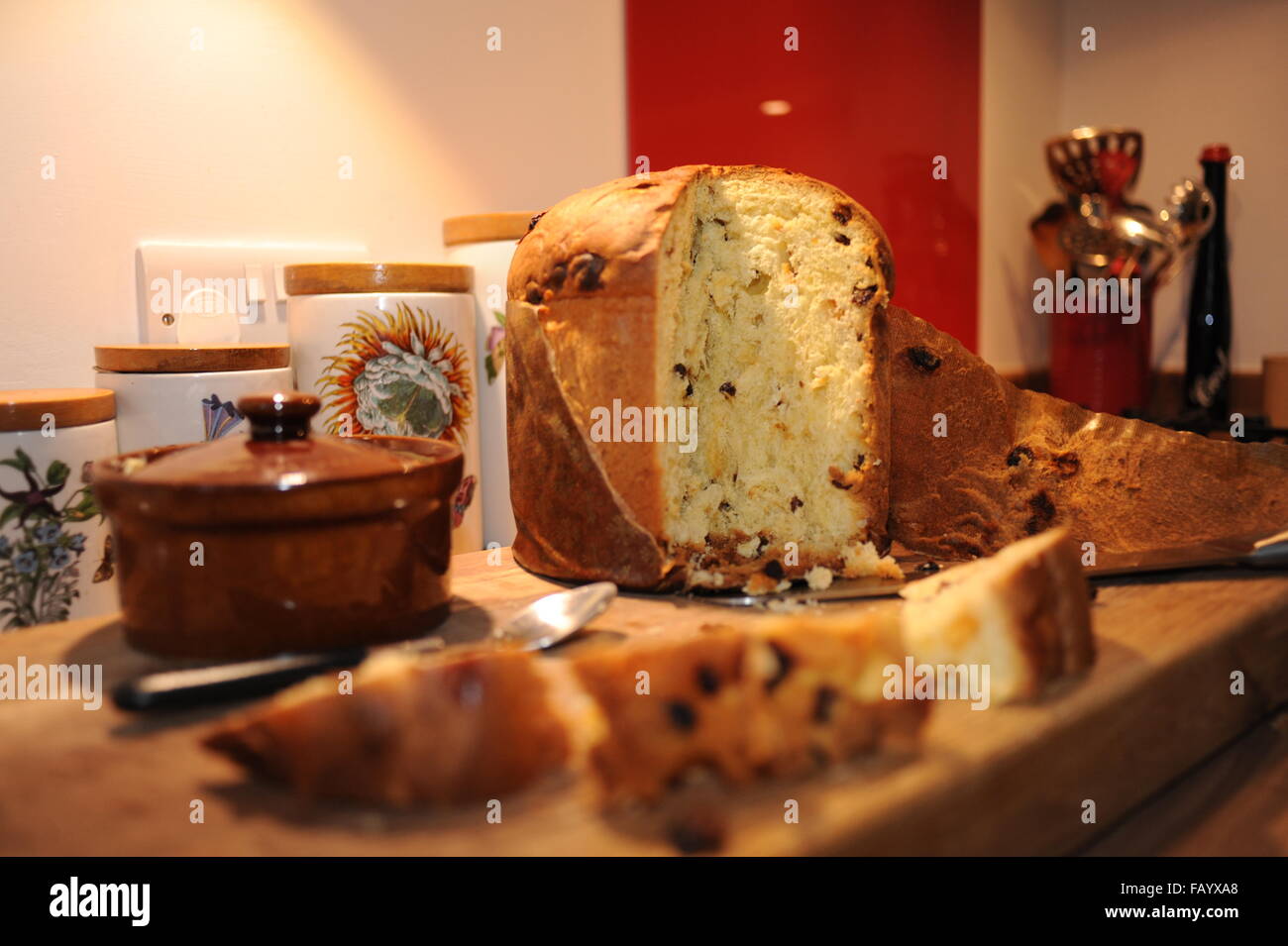 Panettone ist eine Art süßes Brot Brot ursprünglich aus Mailand Italien traditionell an Weihnachten gegessen Stockfoto