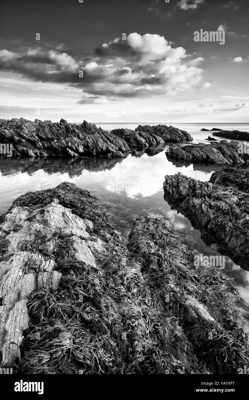 Sonnenuntergang über den felsigen Strand von Portwrinkle Crafthole Cornwall UK Stockfoto