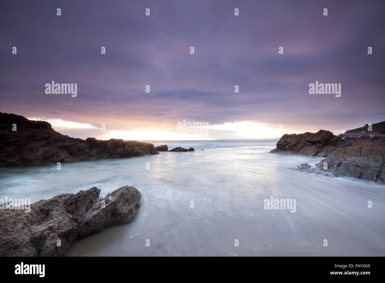 Sonnenuntergang und zurückweichenden Flut an Freathy Strand Whitsand Bay Cornwall UK Stockfoto