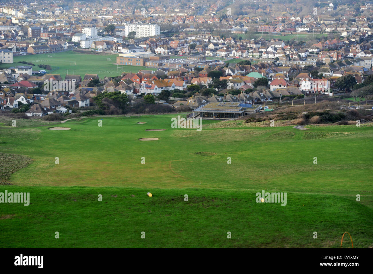 Das 18. Loch und Clubhaus unten am Seaford Leiter Golf Course auf der South Downs in East Sussex UK Stockfoto